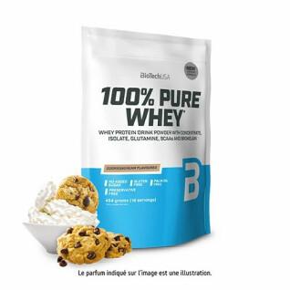 Förpackning med 10 påsar 100 % rent vassleprotein Biotech USA - Cookies & cream - 454g